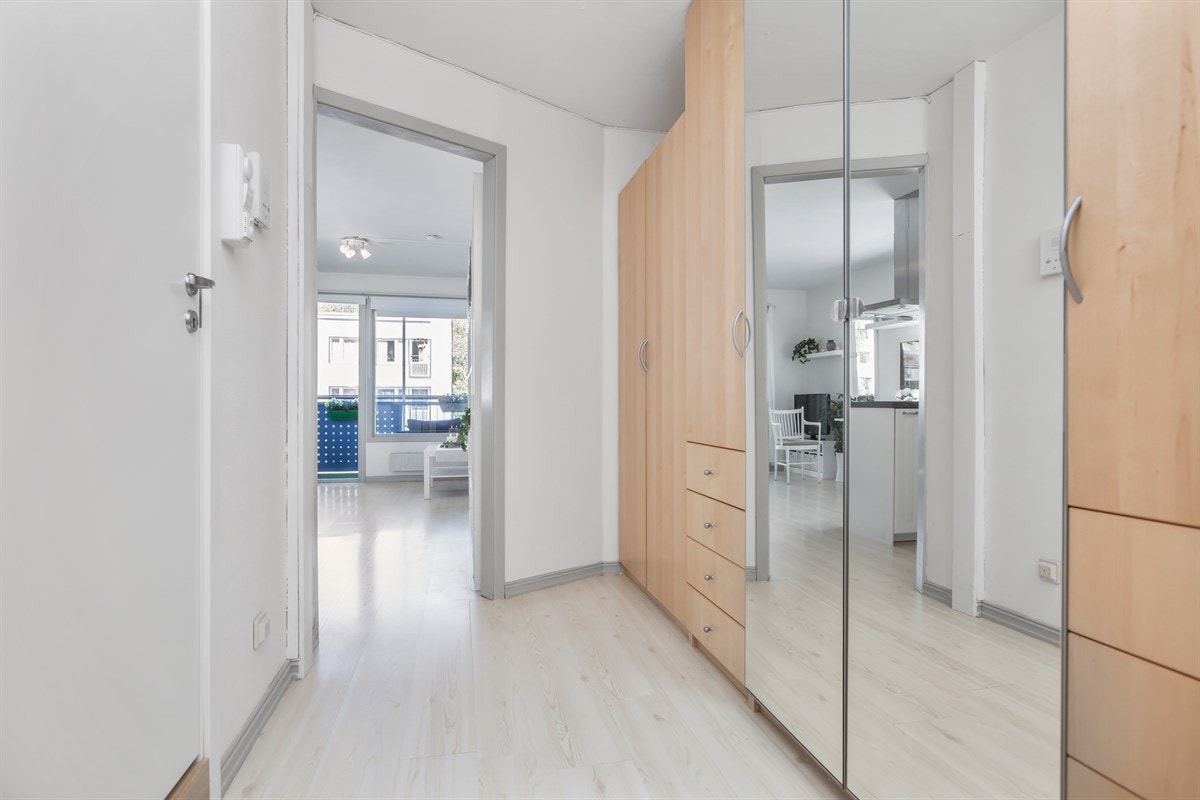 Gang med romslig garderobe Galleribilde