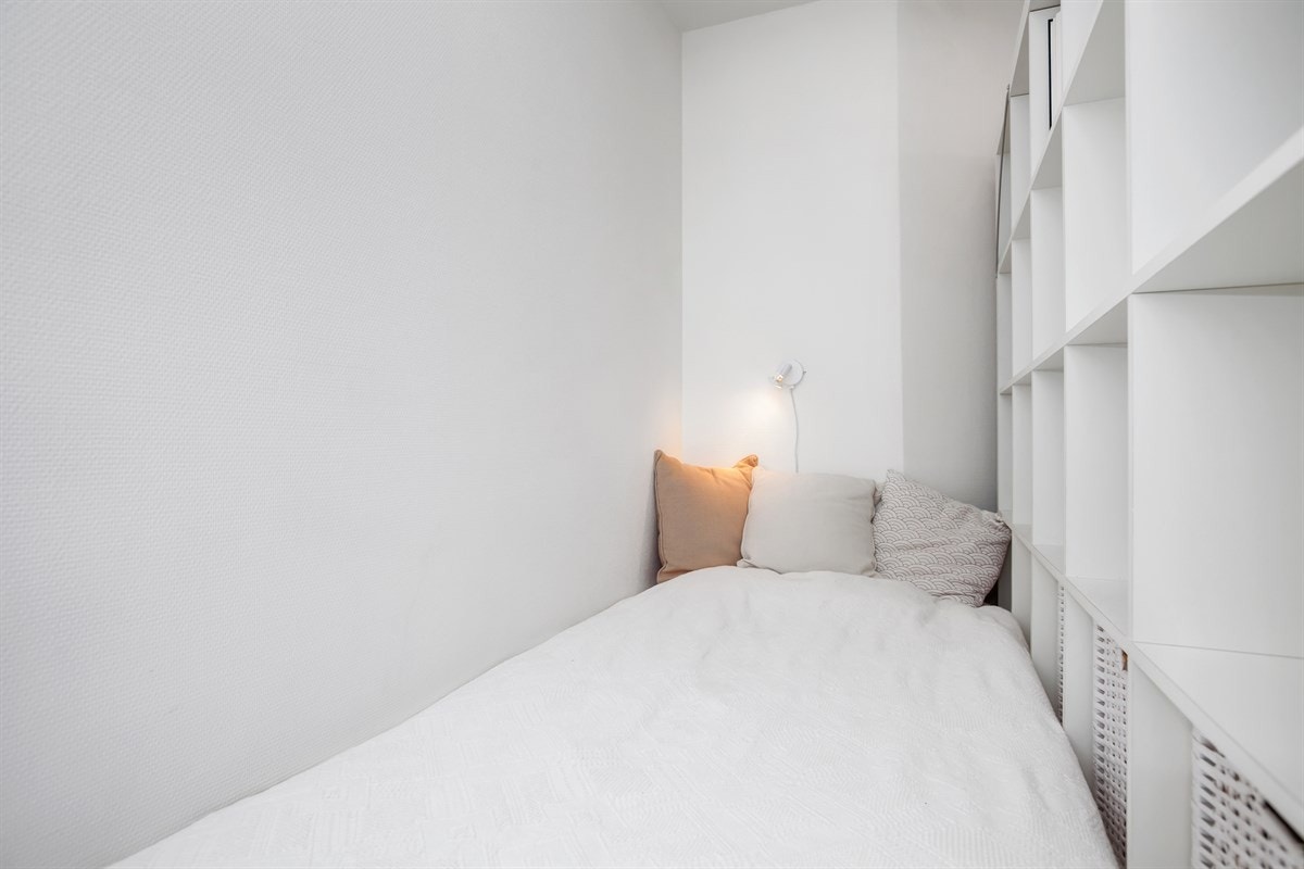 Stuen har satt opp hylle for å lage egen soveplass Galleribilde