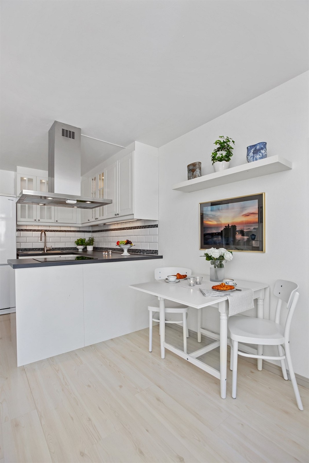 Naturlig spiseplass mellom stue og kjøkken Galleribilde