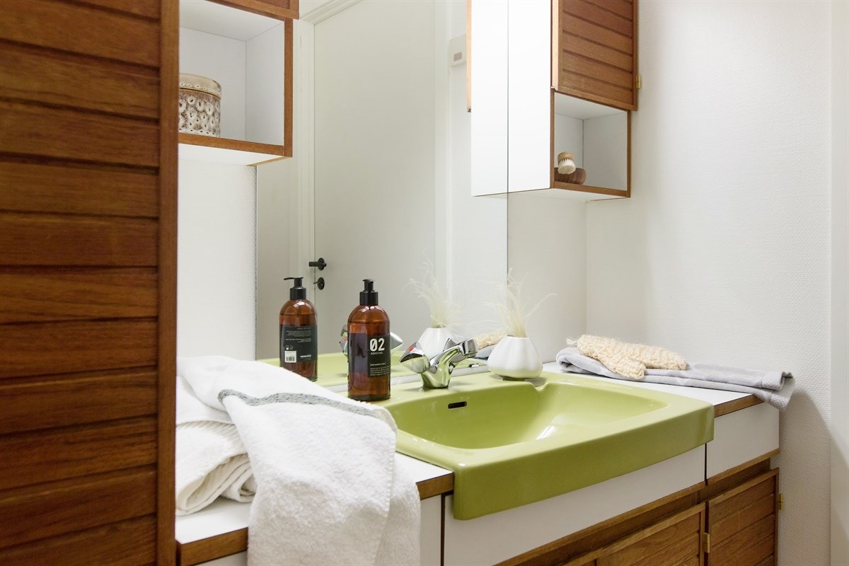 Gulvet er flislagt og veggene tapetsert. Galleribilde