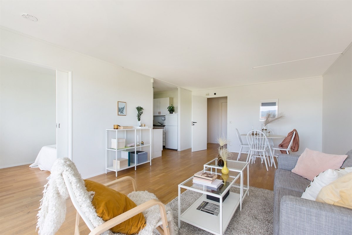 Stuen utgjør alene en stor del av leilighetens areal og har godt med plass for flere møbelgrupper. Galleribilde