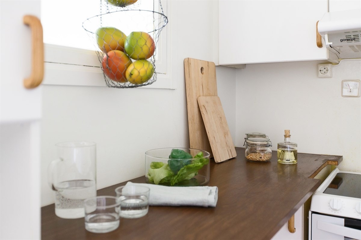 Legg merke til vinduet i innerveggen på kjøkkenet som lar det nyte utsikten også fra kjøkkenet. Galleribilde