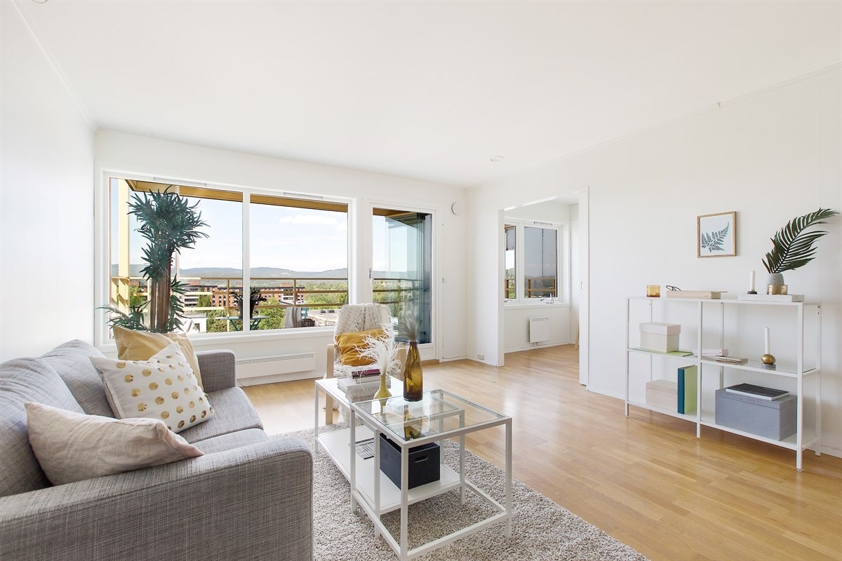 Store glassflater ivaretar utsikten mens du oppholder deg i stuen og sørger samtidig for en lys og åpen atmosfære. Galleribilde