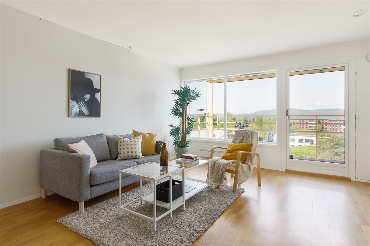 Store glassflater ivaretar utsikten mens du oppholder deg i stuen og sørger samtidig for en lys og åpen atmosfære. Galleribilde