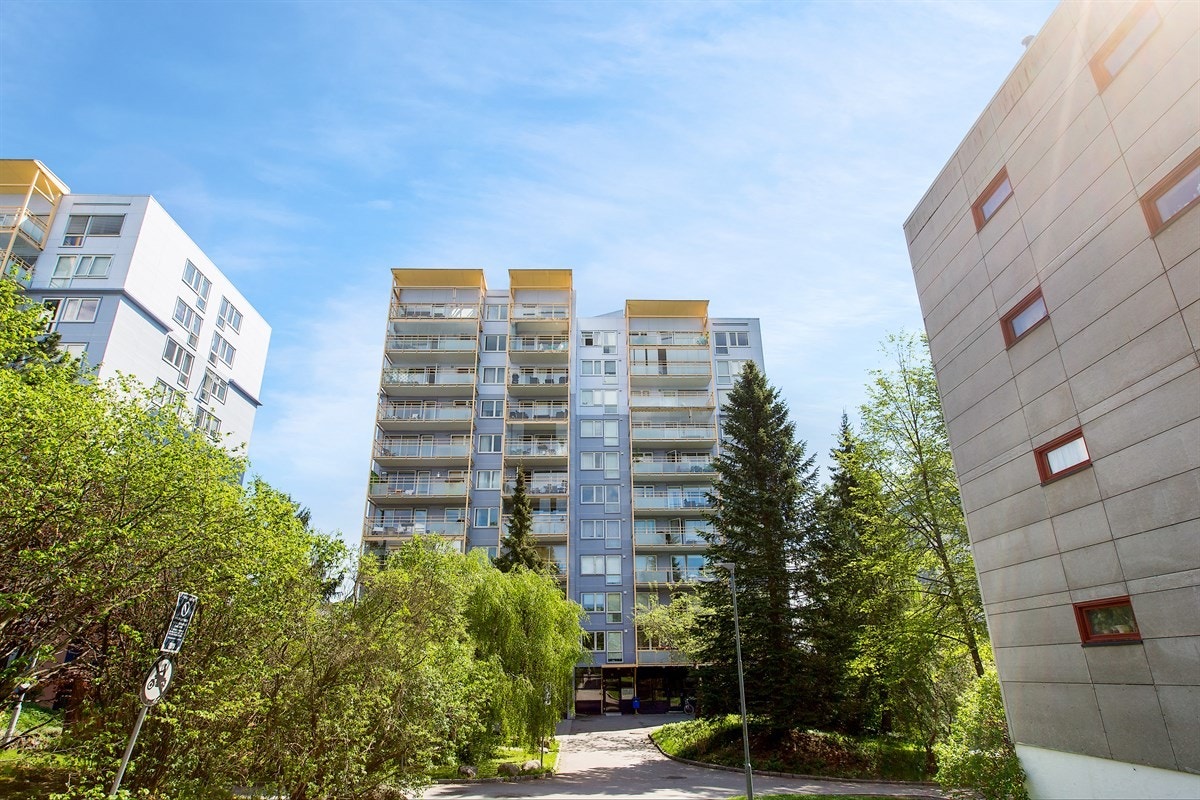 Leiligheten ligger høyt og luftig på Hovseter, er vent "riktig" vei, mot ettermiddag- og kveldssolen. Galleribilde