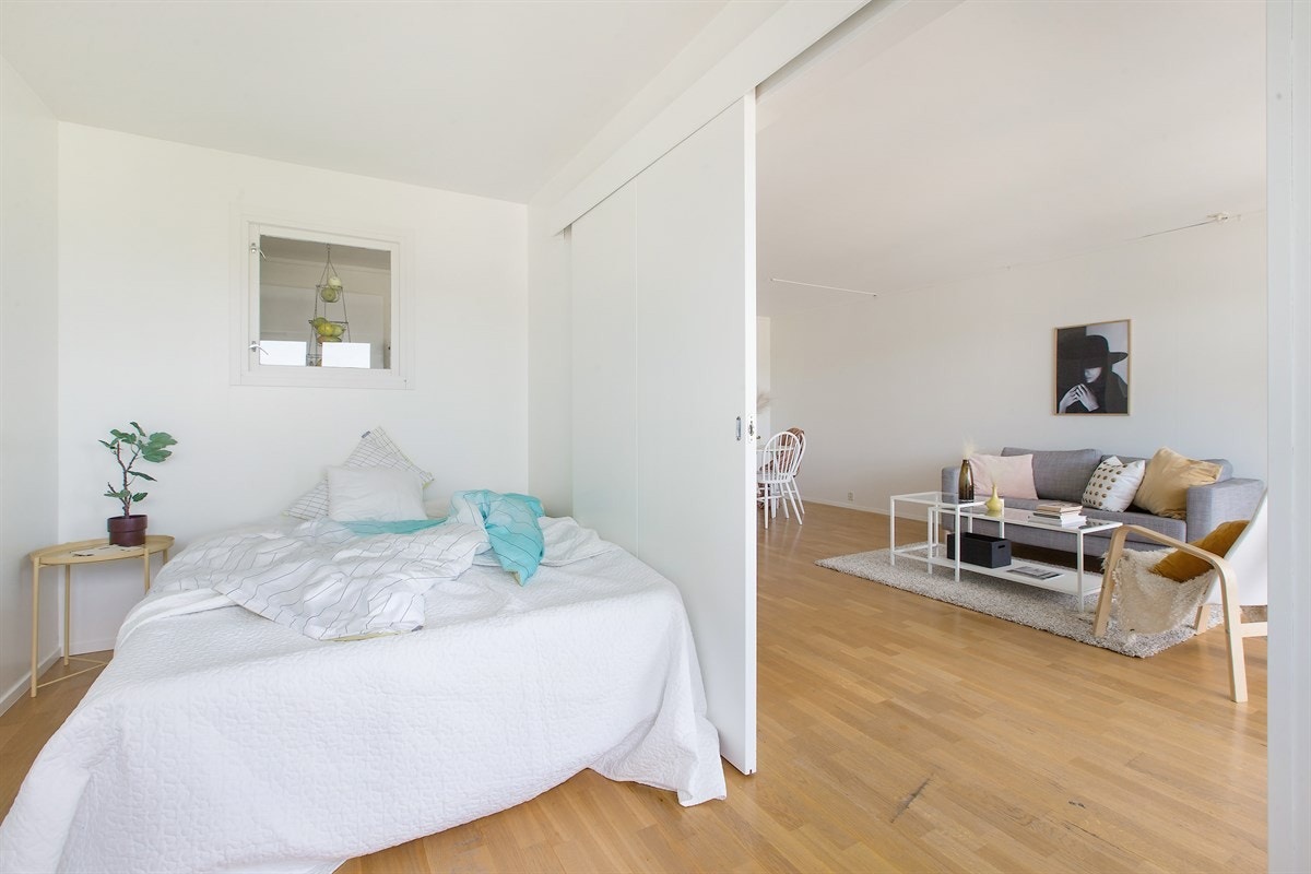 Fra stuen leder en plassbesparende skyvedør inn til soverommet som har vinduer orientert i samme retning og byr på mye av den samme utsikten. Galleribilde