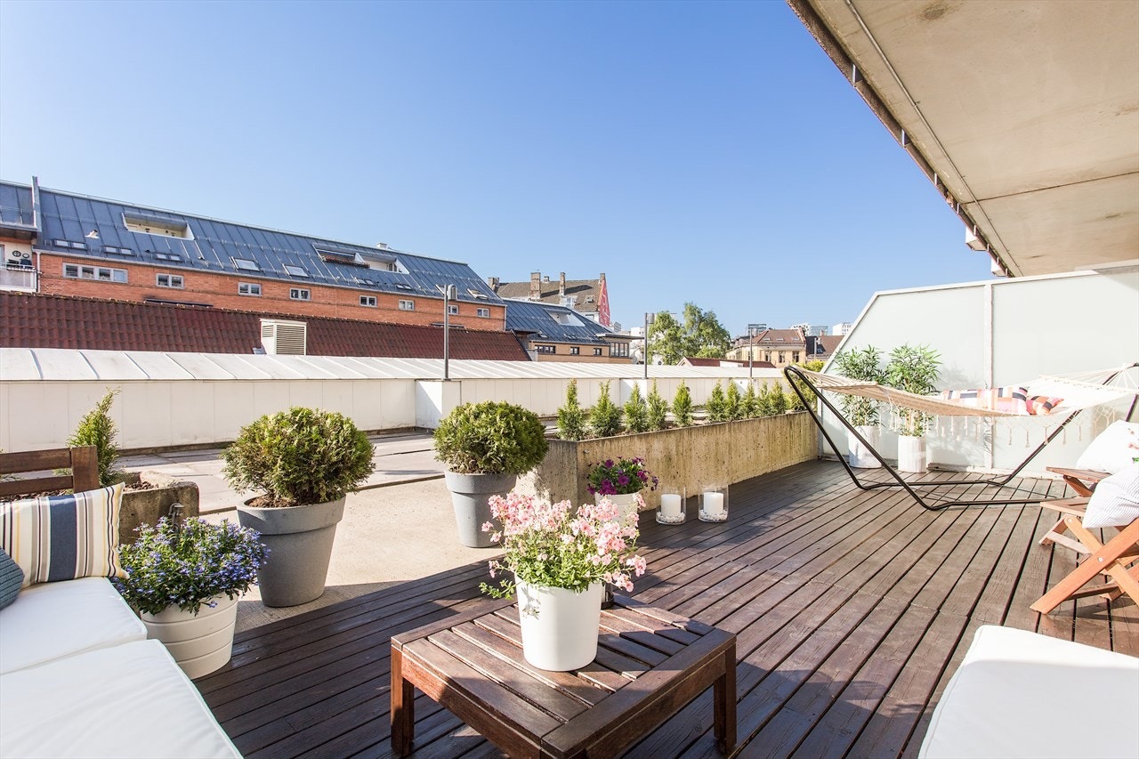 God plass til både stor sittegruppe, solsenger og grill. Galleribilde