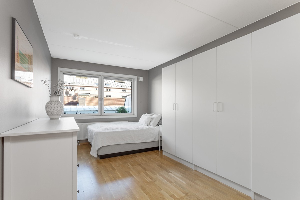 Her er det god plass til dobbeltseng, og du har rikelig med garderobeplass. Galleribilde
