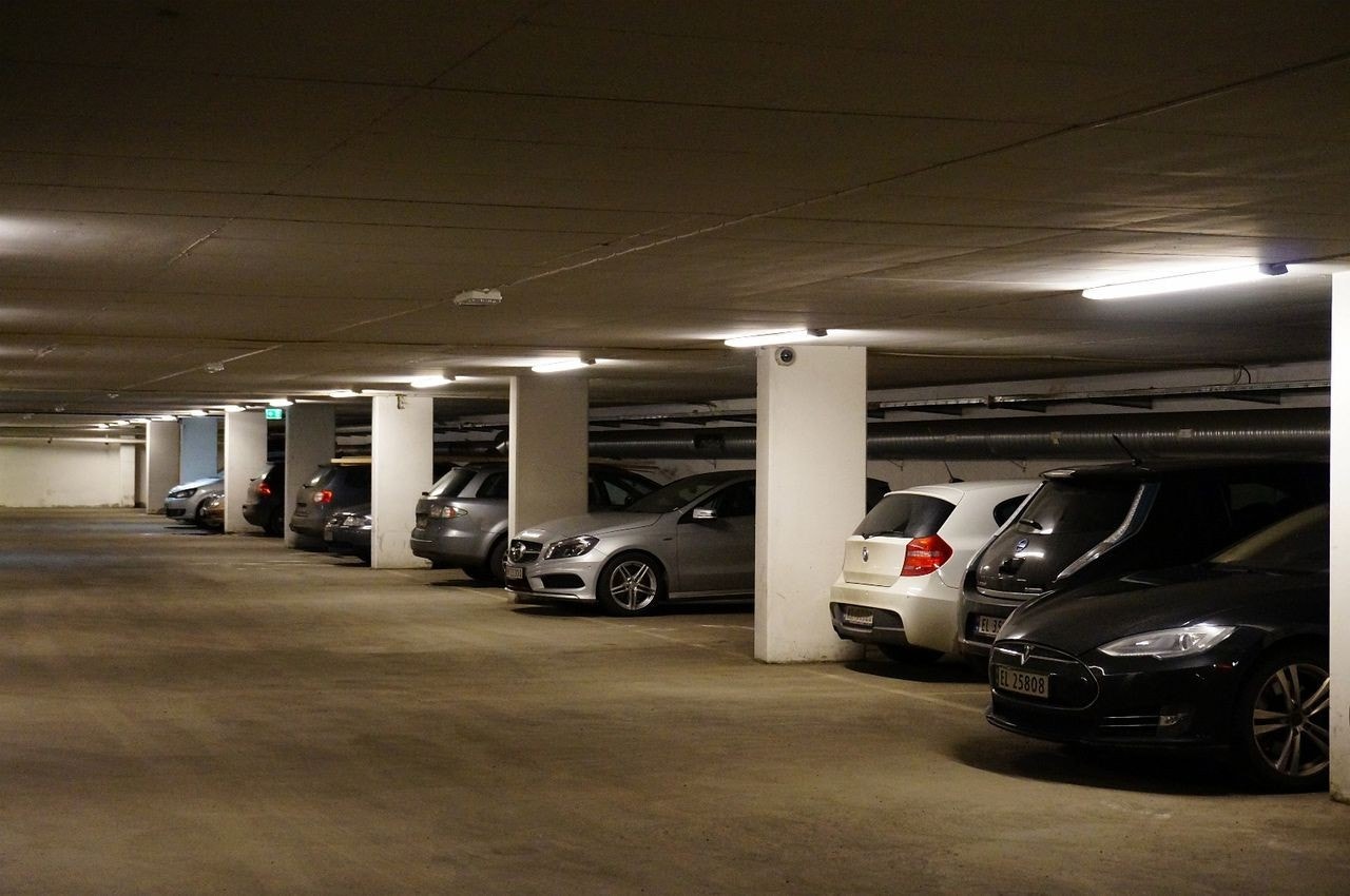 Har du bil? Det er garasjeanlegg i kjelleren hvor du kan finne en plass til leie. Galleribilde