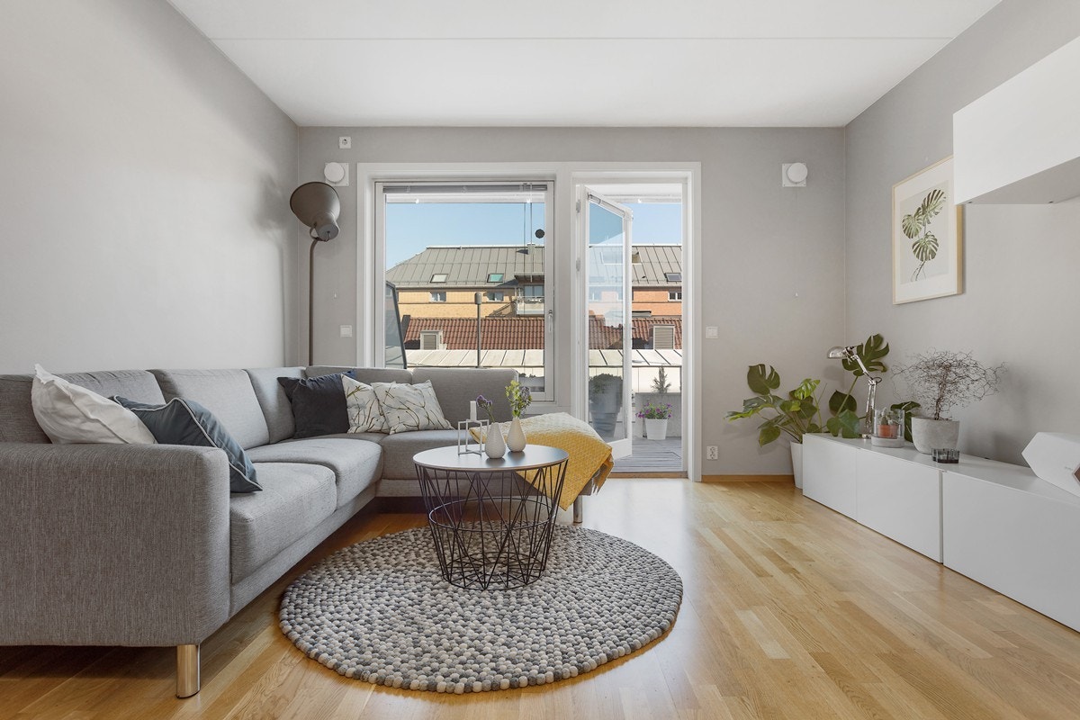 Takhøyden er målt til 2,51 meter, og du har store vindusflater, noe som bidrar til den lyse og luftige romfølelsen. Galleribilde