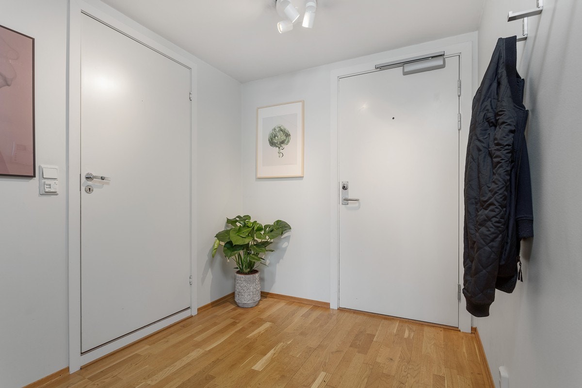 Leiligheten har et innbydende inngangsparti som nylig er malt og har plass til kommode og oppheng til yttertøy. Galleribilde