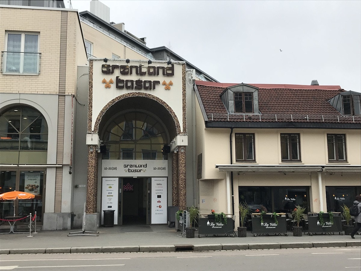 Grønland basar ligger rett ved og kan tilby blant annet vinmonopol, restauranter, klesbutikk og dagligvarebutikker. Galleribilde