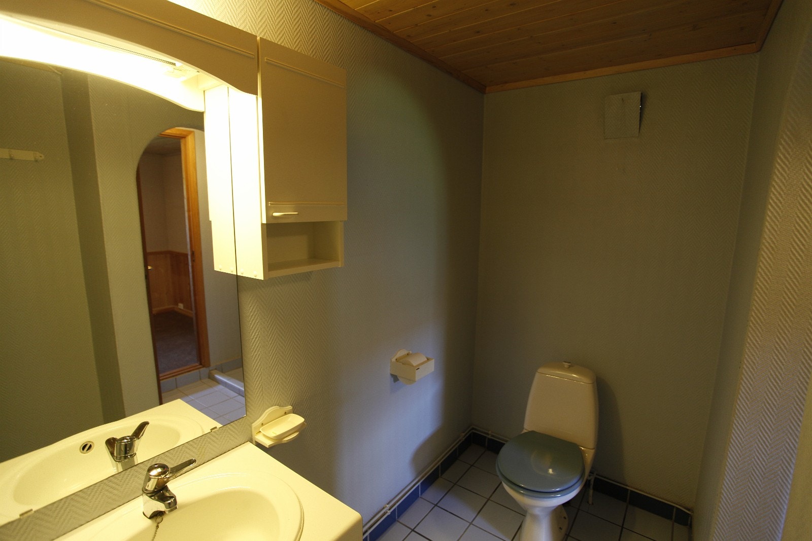 Toalett med dusj i kjeller etg. Galleribilde