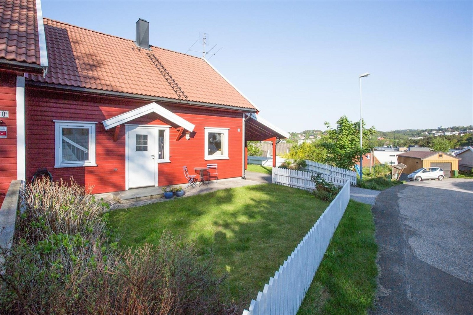 Innholdsrik og pen vertikaldelt tomannsbolig. Galleribilde