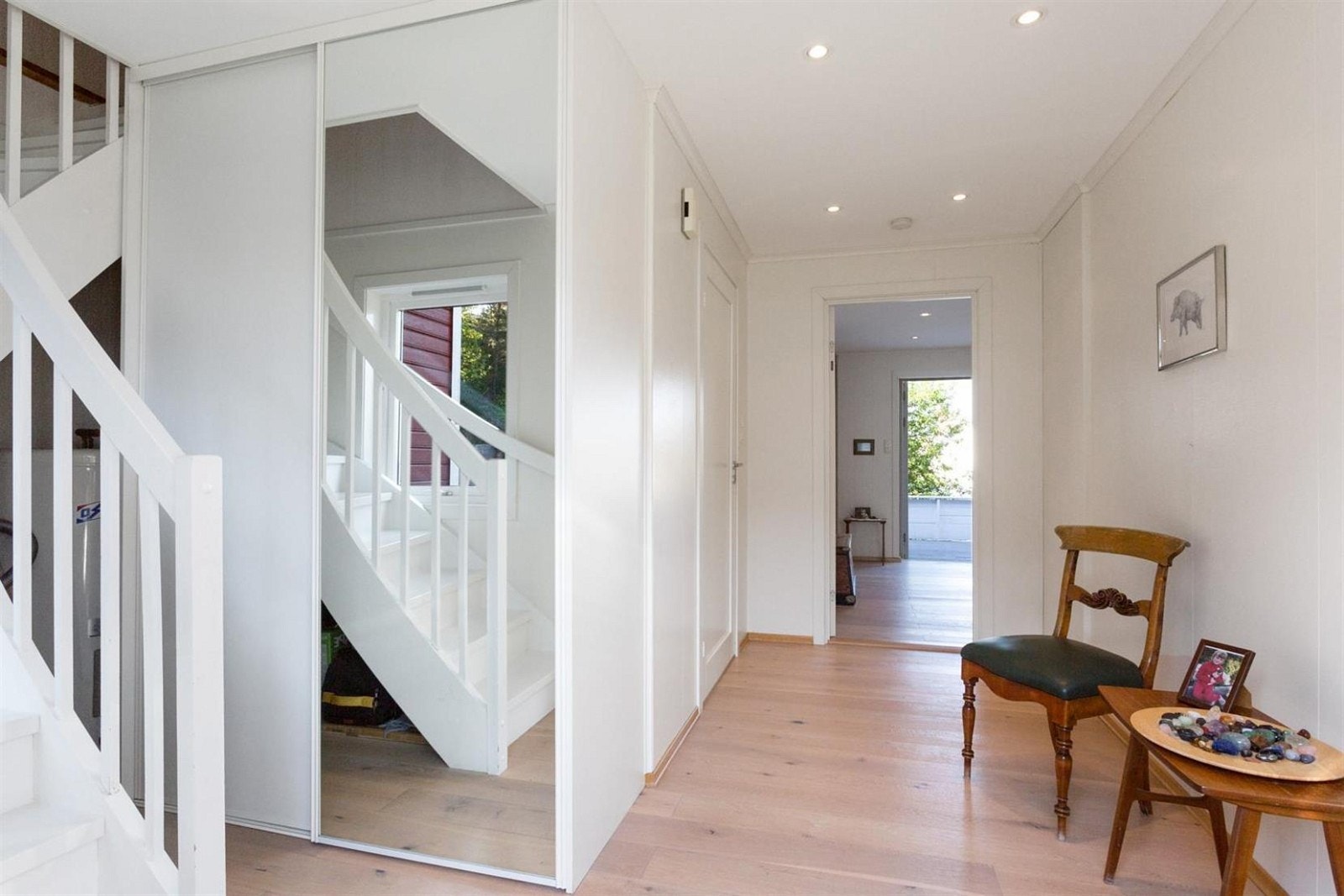 Skyvedørsgarderobe i hall/entrè. Galleribilde