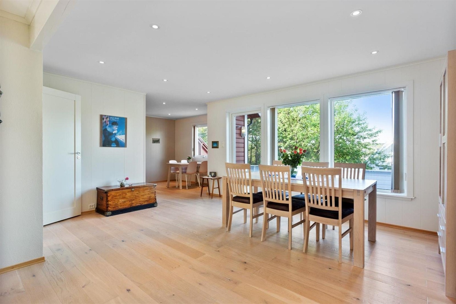 Stor og lys stue. Galleribilde