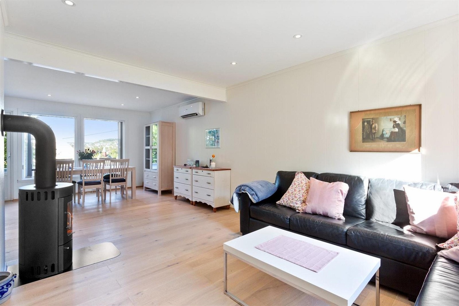 I stuen er det plass til spisemøbler og sofagruppe. Galleribilde