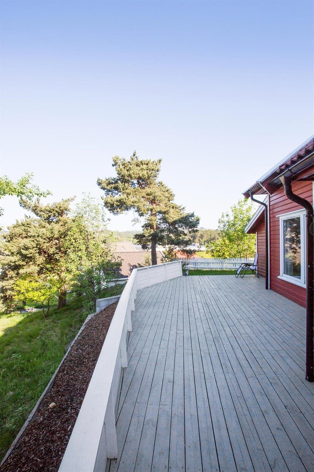 Stor terrasse med ettermiddag-/kveldssol. Galleribilde