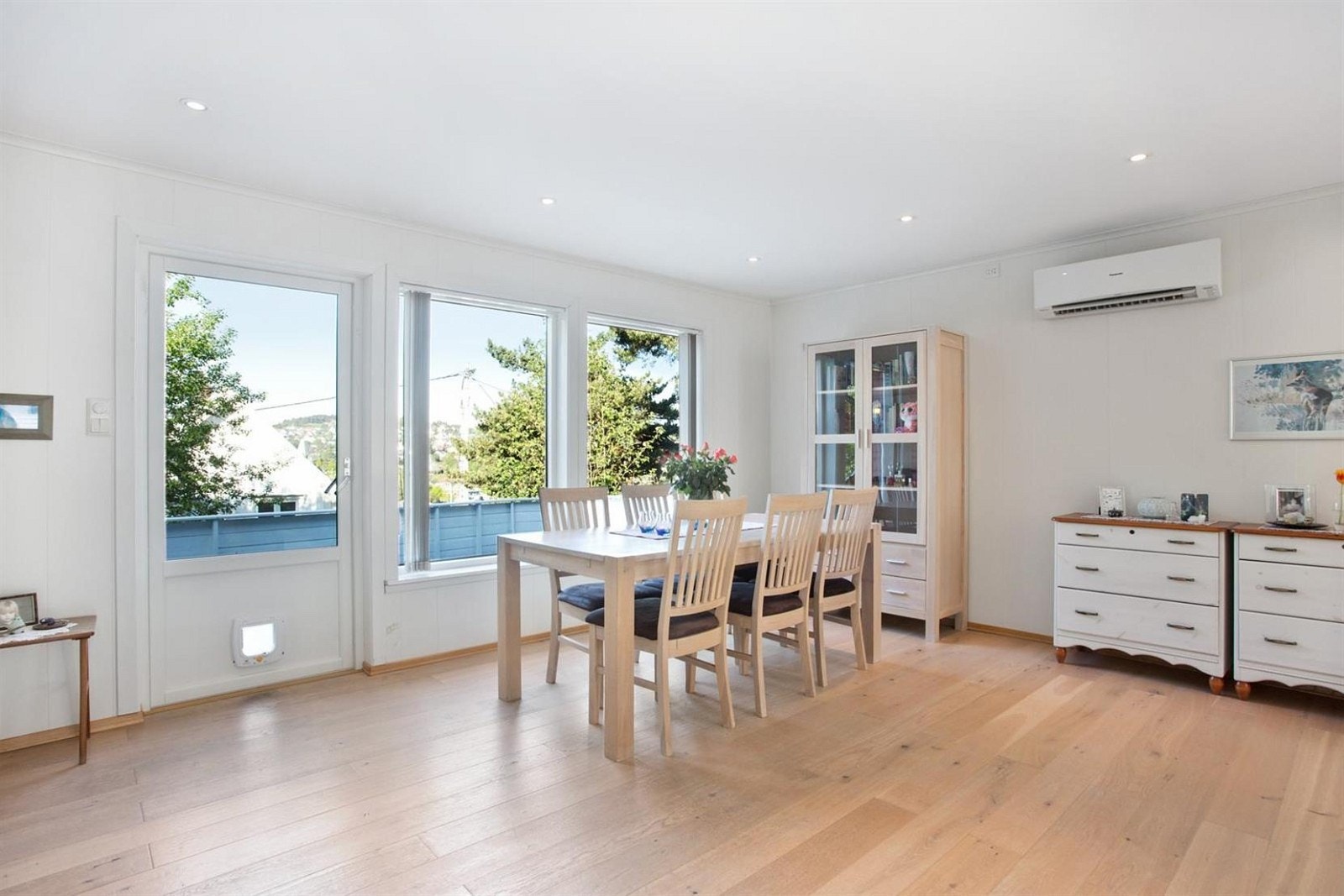 Delikat oppusset stue med direkte utgang til stor terrasse. Galleribilde