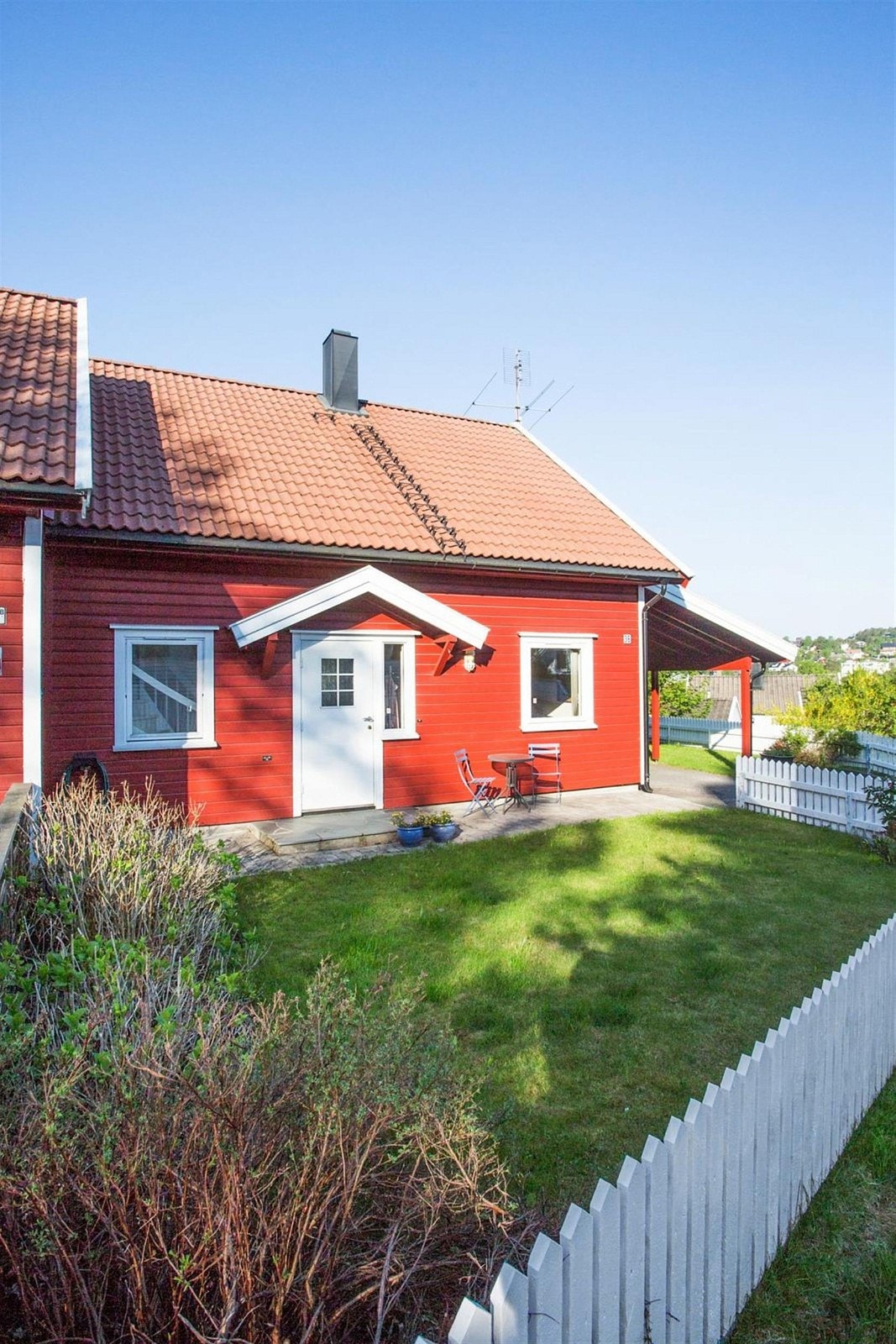 Gode solforhold. Morgensol på fremsiden av huset. Galleribilde