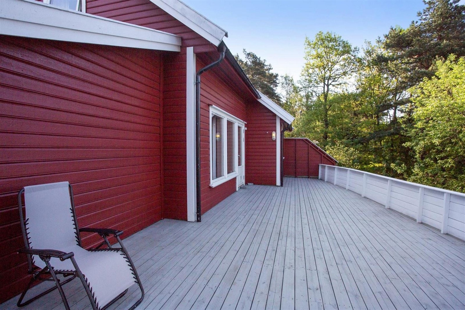 Stor terrasse med ettermiddag-/kveldssol. Galleribilde