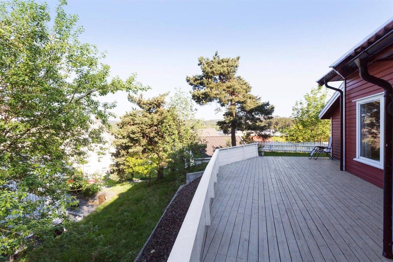 Stor, flott og usjenert terrasse med ettermiddag-/kveldssol. Galleribilde