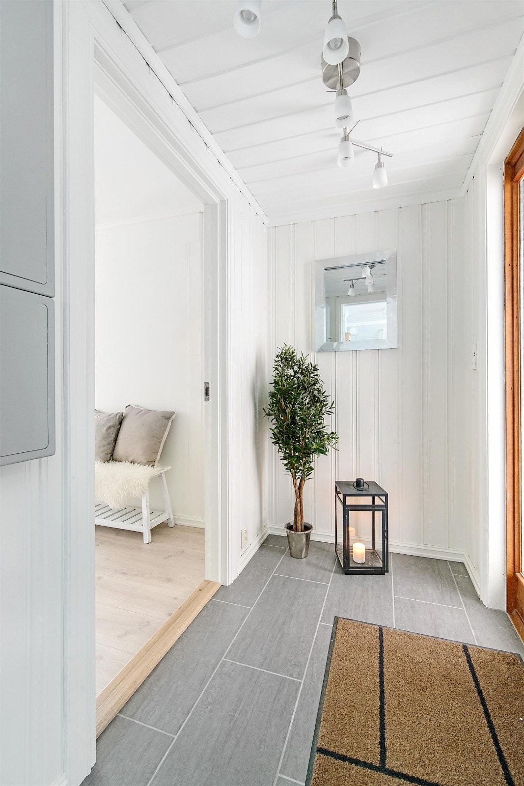 Pent inngangsparti med fliser og gulvvarme Galleribilde