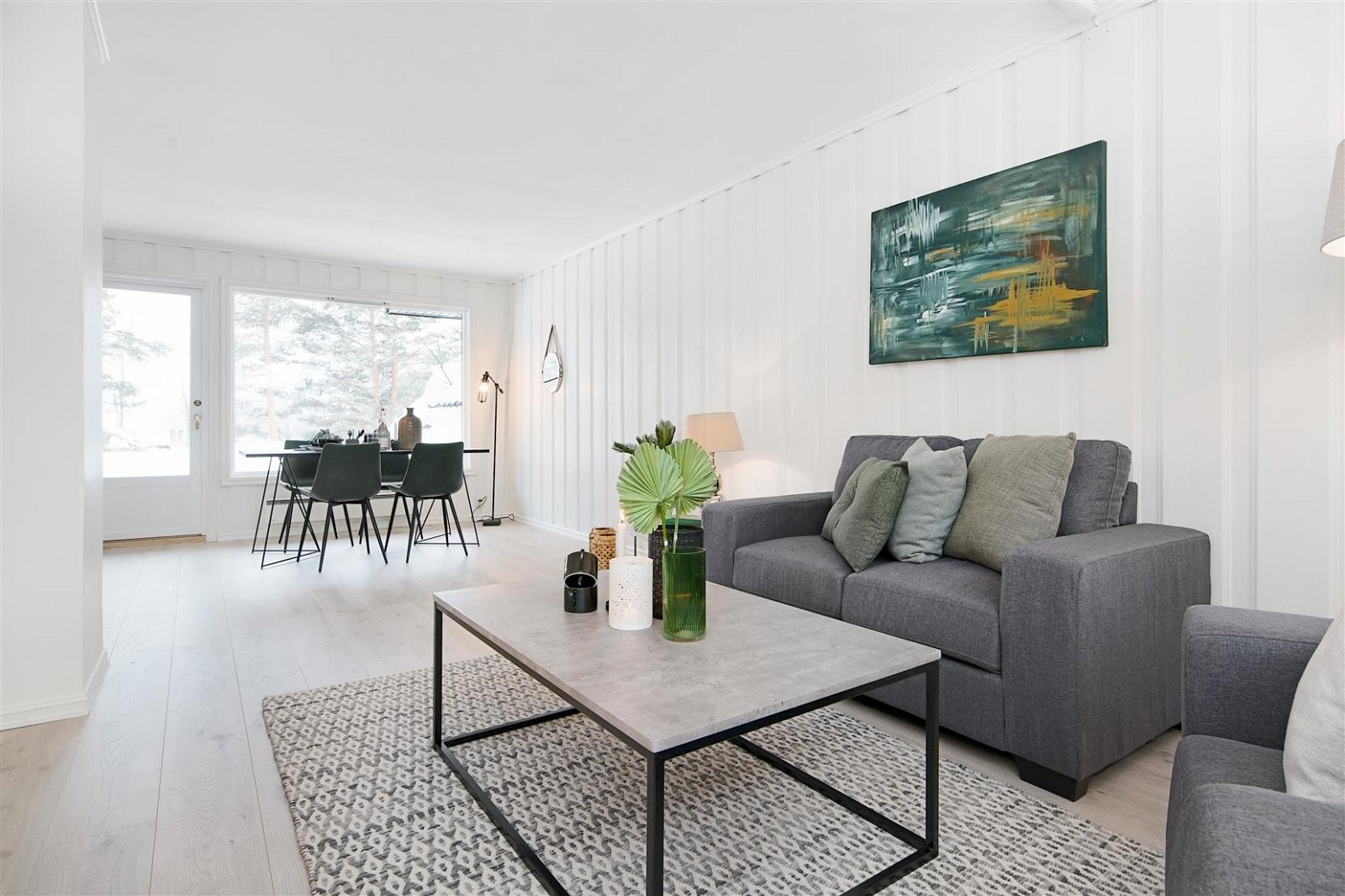 Nyoppusset stue med store vinduer Galleribilde