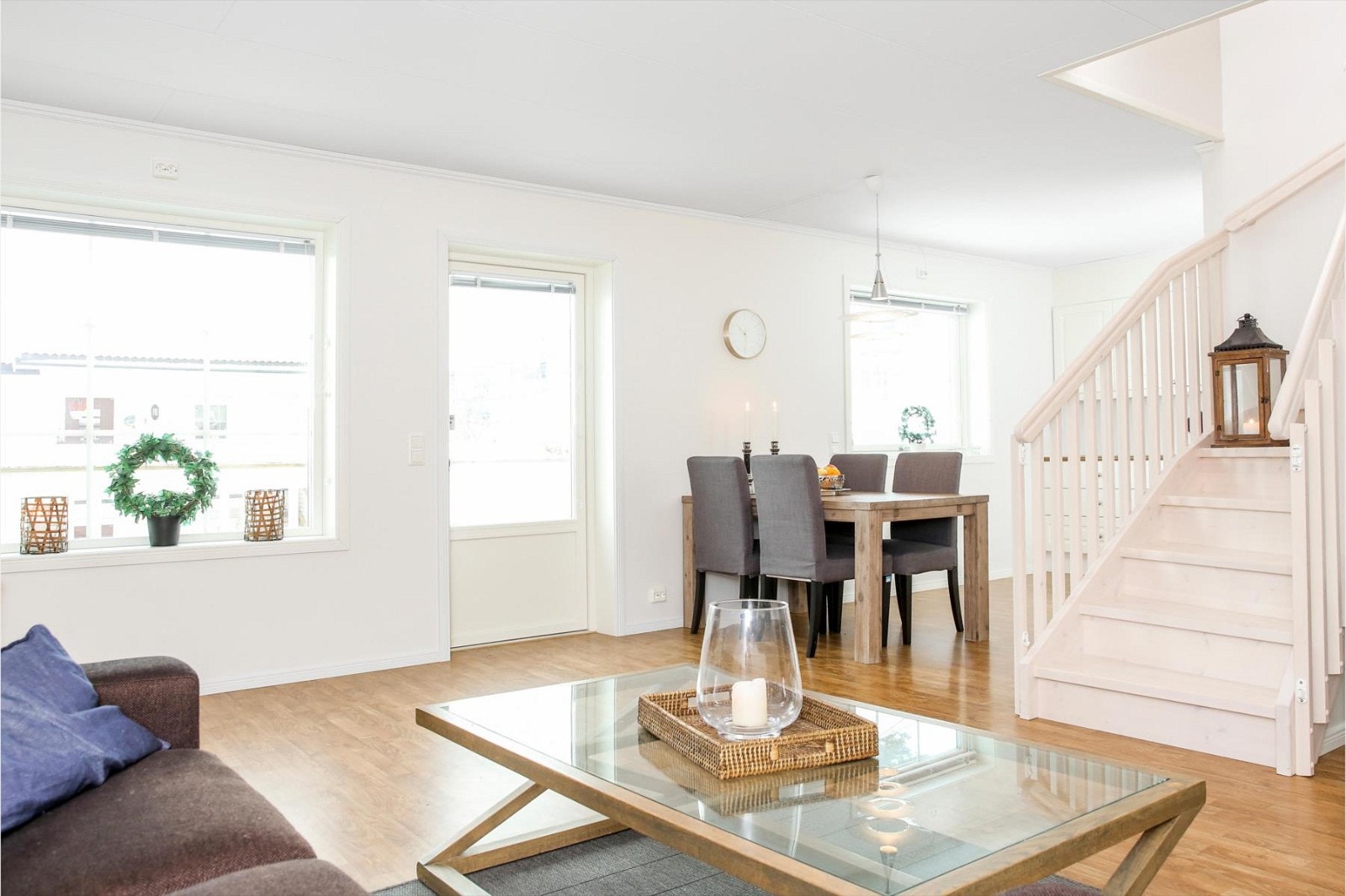 Stuen har en svært god, lys og luftig romfølelse Galleribilde