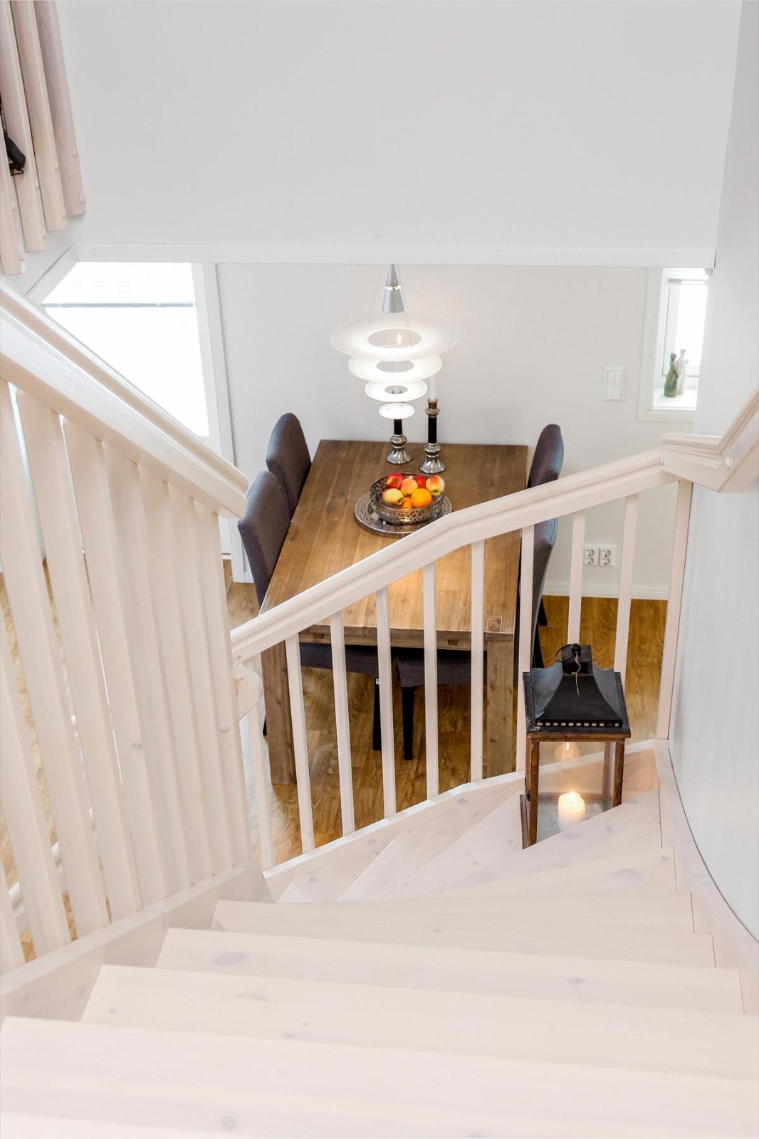 Trappen fra stuen fører videre opp til en koselig loftstue Galleribilde