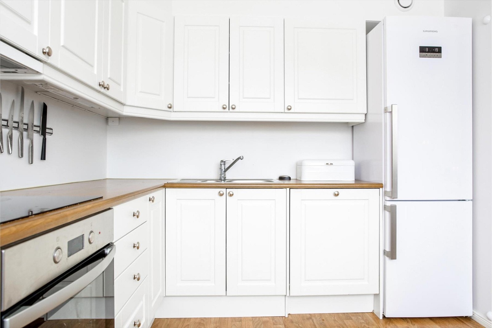 Integrert stekeovn og induksjon platetopp. Det blir satt inn ny, integrert oppvaskmaskin før overtagelse. Galleribilde