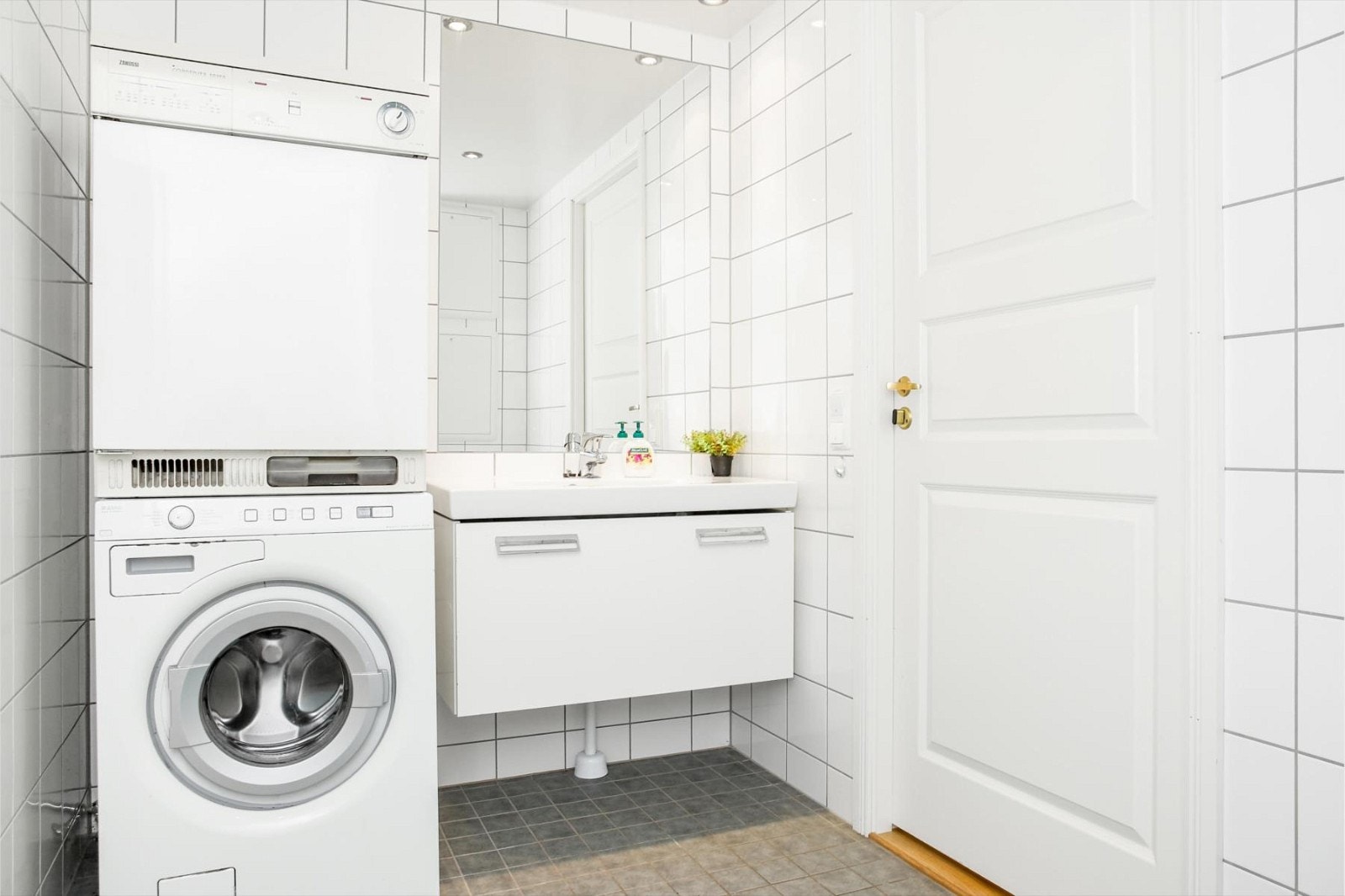 Delikat, flislagt bad/wc/vaskerom i 2.etg med varme i gulv og downlights i tak. Galleribilde