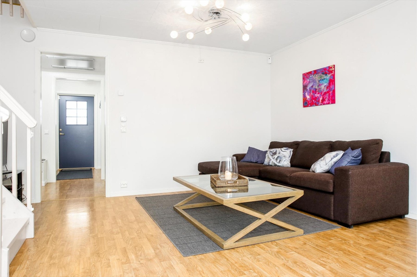 Den romslige gangen fører videre inn til en stor stue Galleribilde