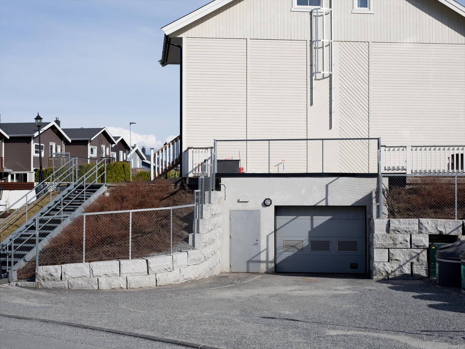 Innkjøring til garasje. Leiligheten disponerer garasjeplass til én bil. Galleribilde