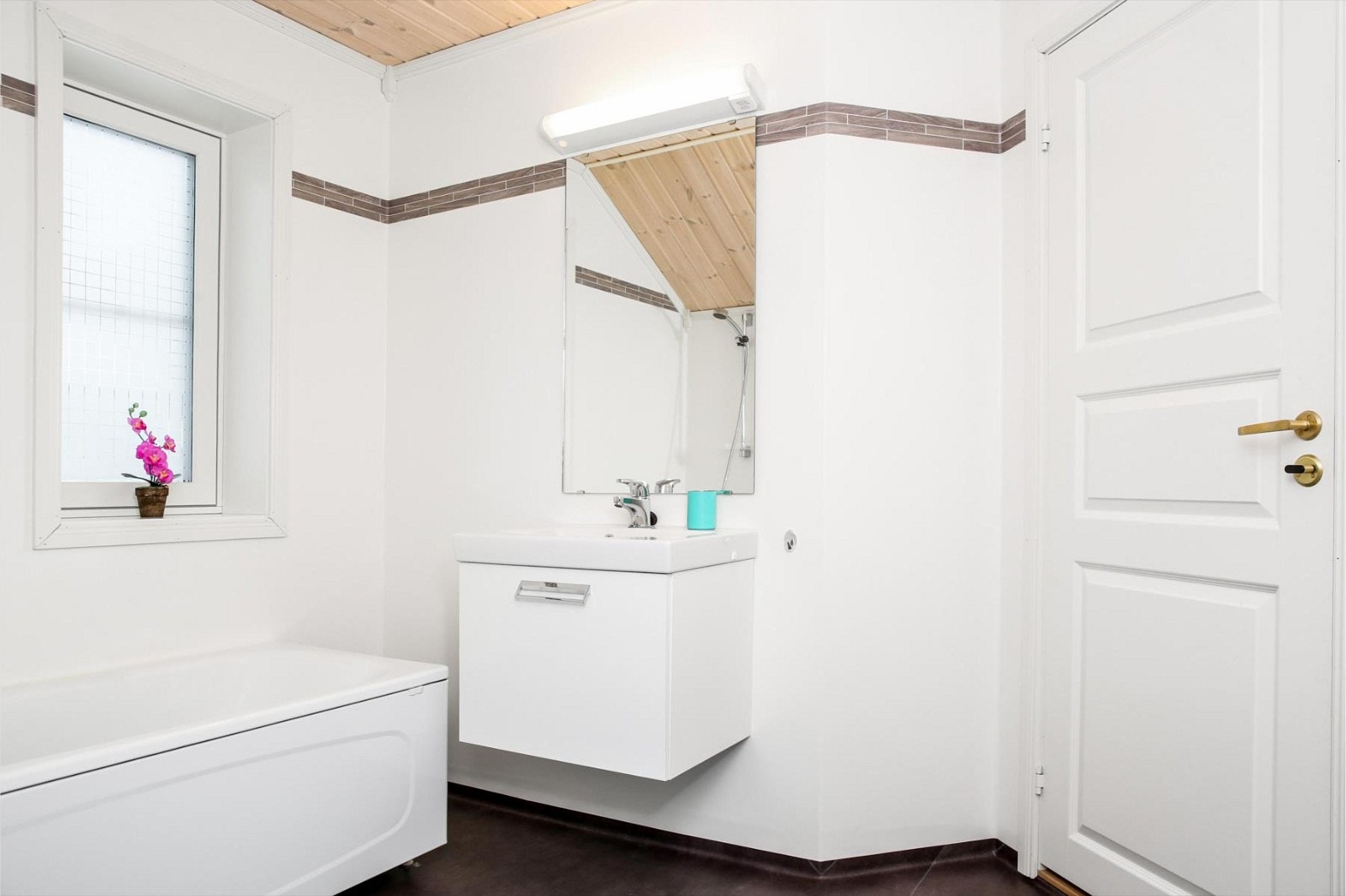 Bad i 3. etg med badekar med dusj, toalett og vask. Galleribilde