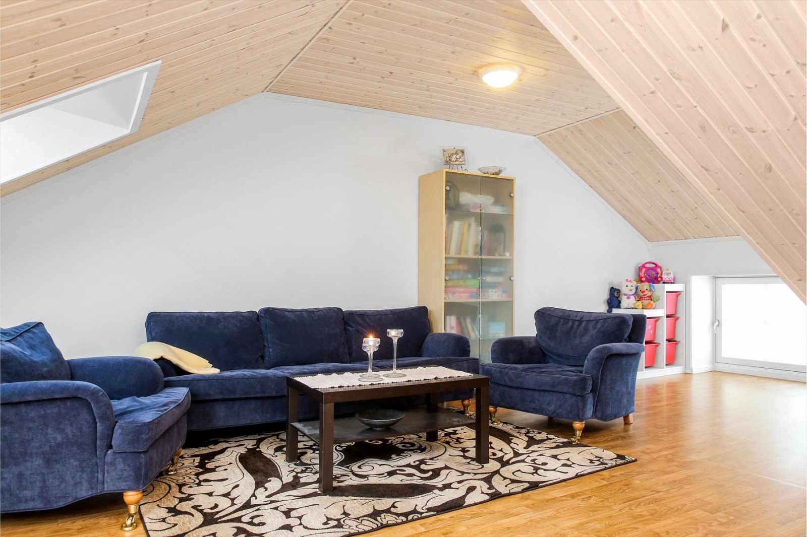 Er det ønske om et soverom til, kan en lettvegg med dør settes opp i loftstuen. Galleribilde