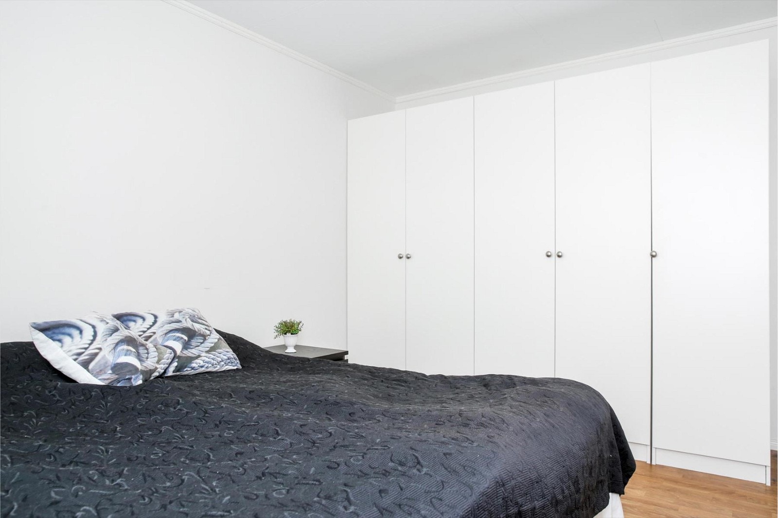 God plass til stor garderobe. Garderobeskap medfølger. Galleribilde