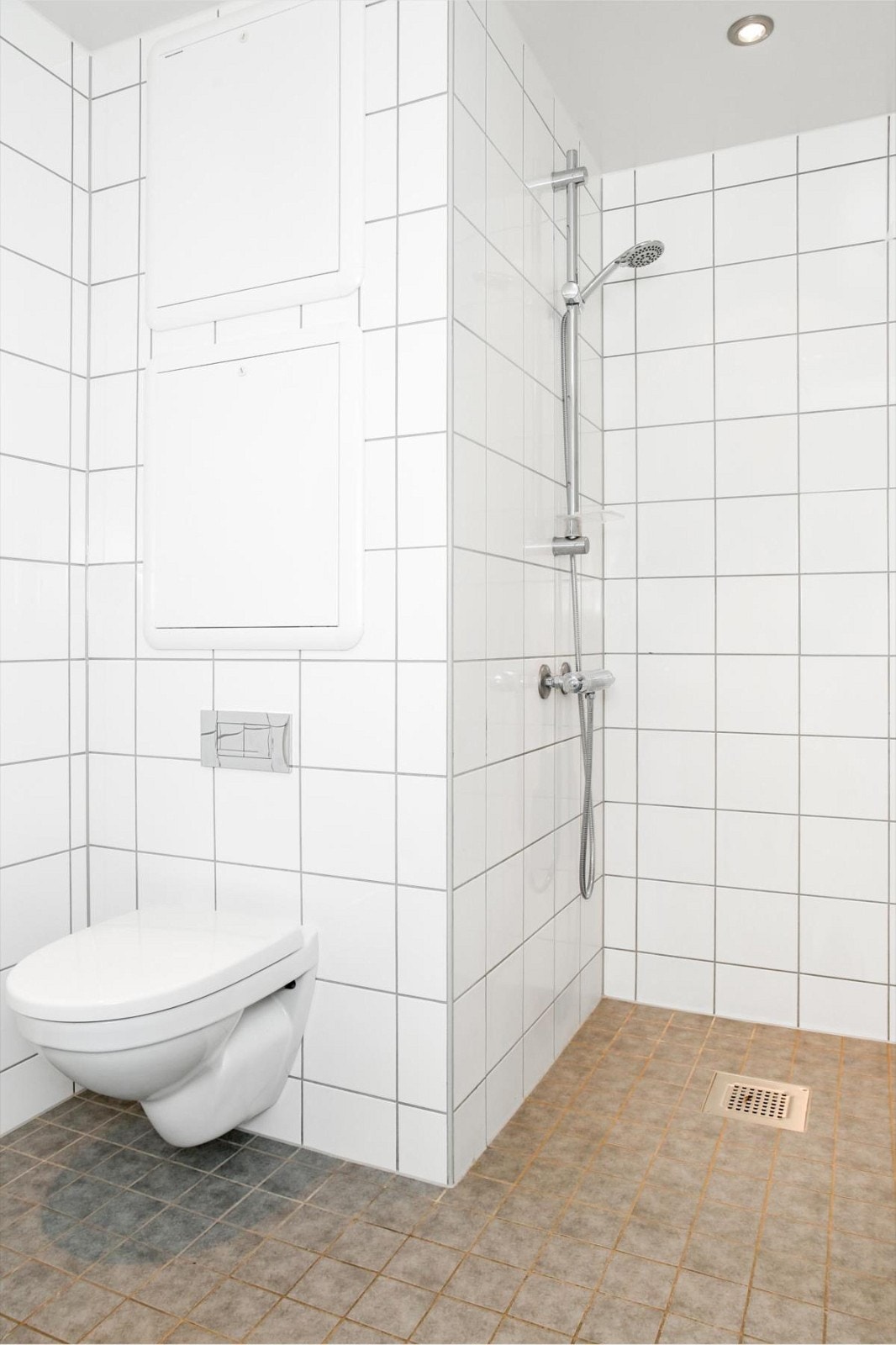 Stor dusjnisje med glassdør i front på bad i 2. etg. Galleribilde