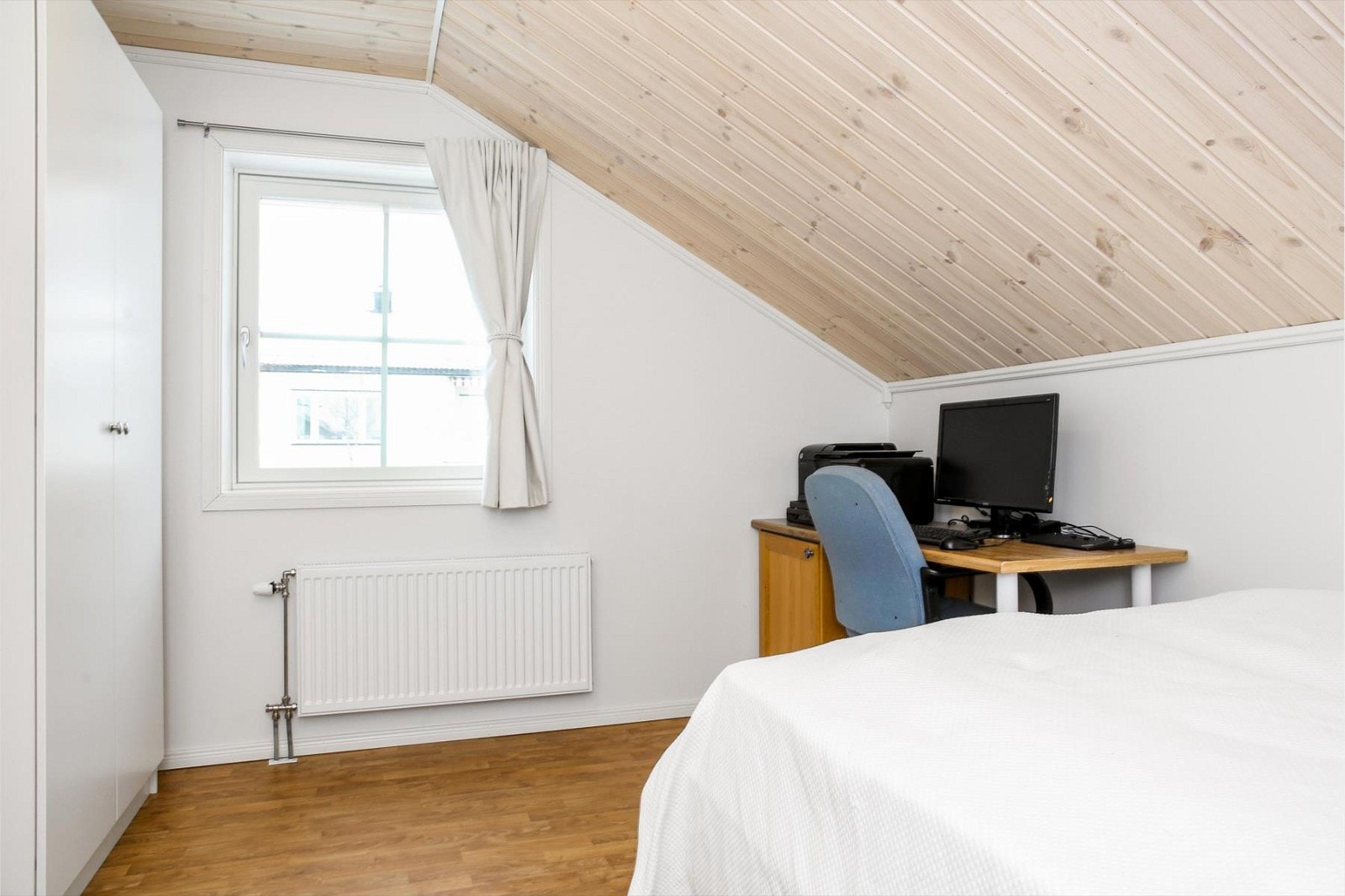 Soverom i 3. etg med dobbelt garderobeskap. Galleribilde