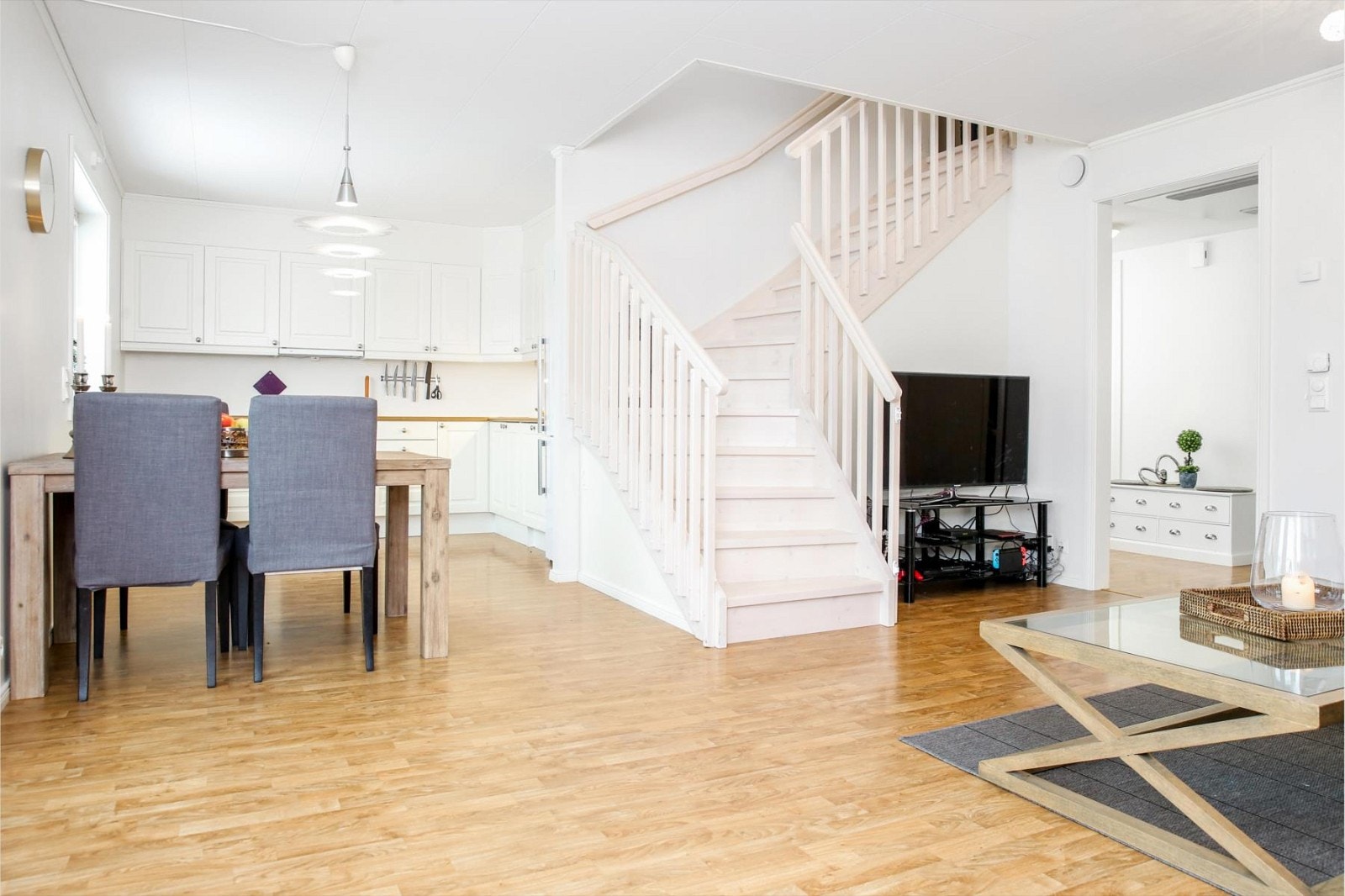 Stue/spiseplass og kjøkken i åpen løsning. Galleribilde