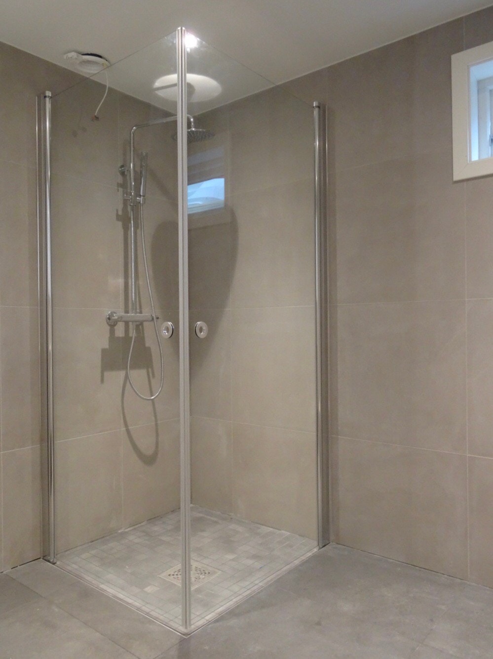 dusjhjørne med takdusj Galleribilde