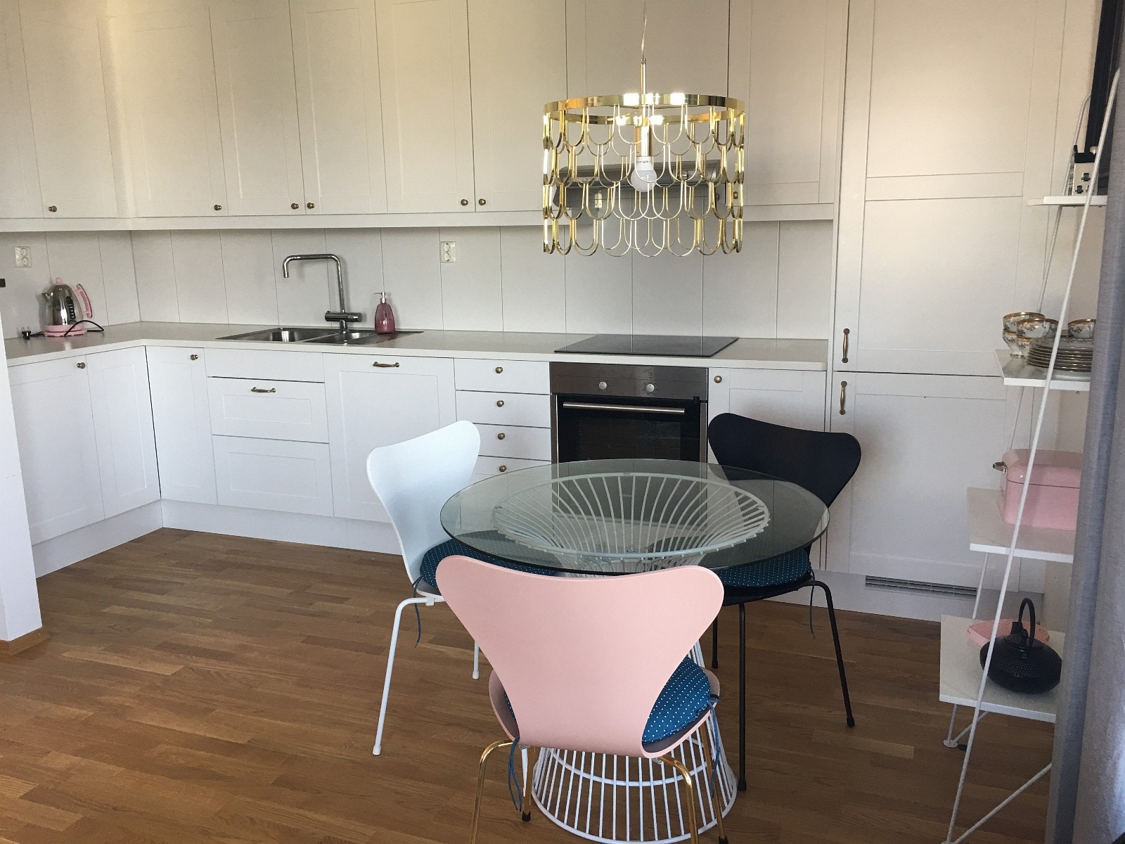 Integrert kjøkkenløsning med alle hvitevarer og spiseplass til 3 eller 4 Galleribilde