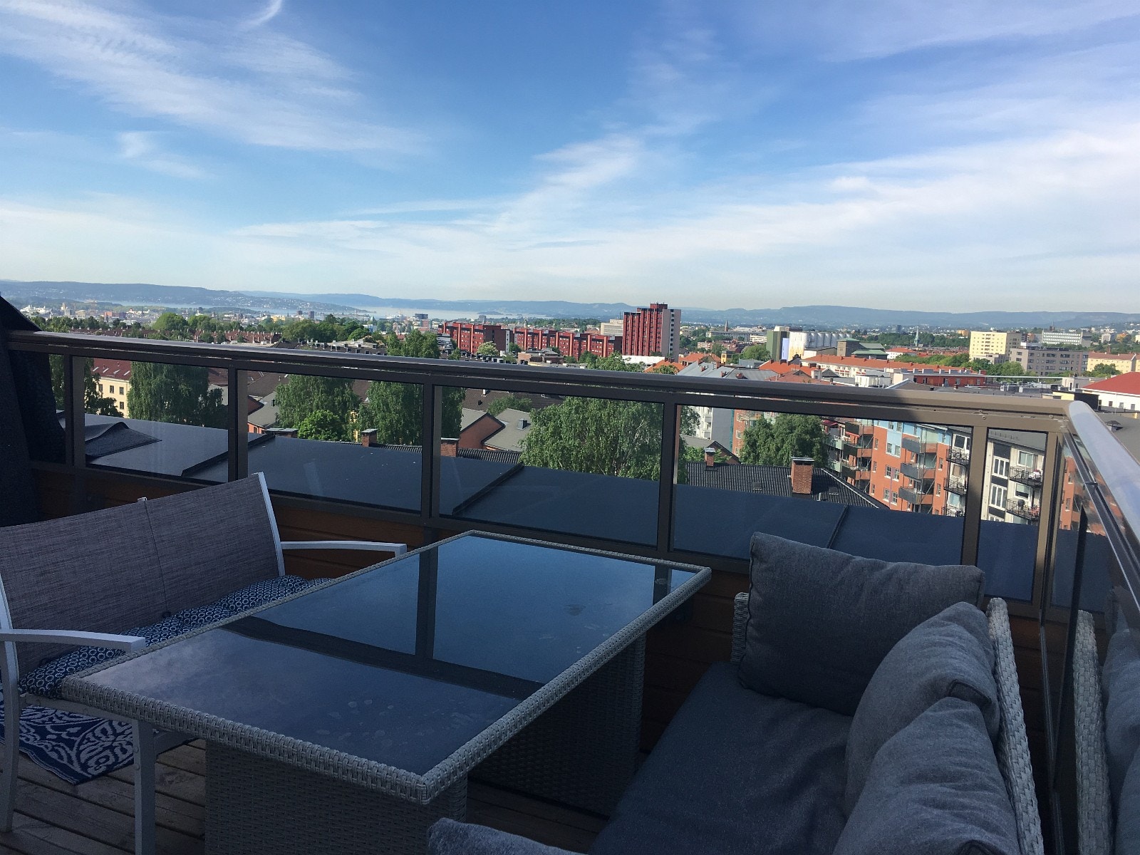 Stor terrasse med spisemøbler Galleribilde