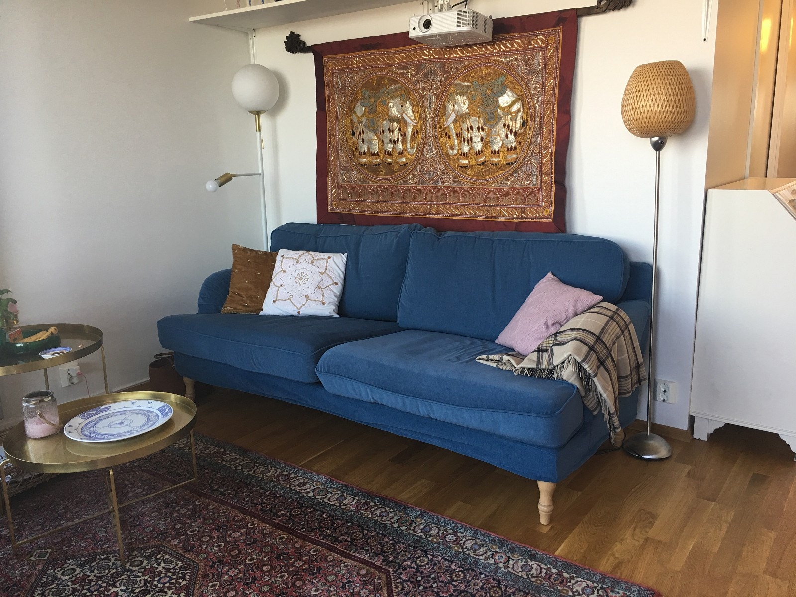 Plass til Koselig sofa krok - med hylle over bildeprosjektor montert til hyggelige filmkvelder Galleribilde