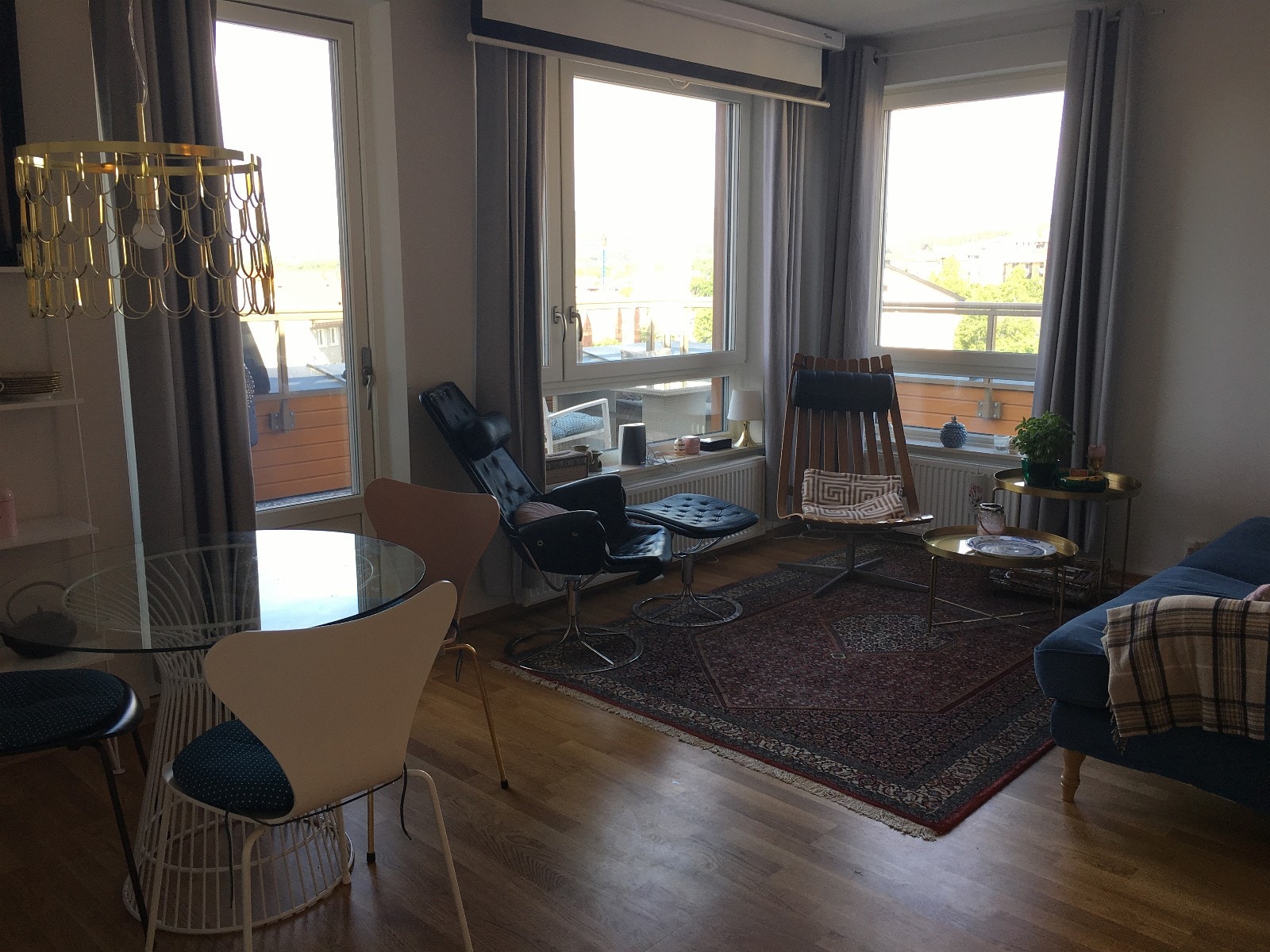 Stue med prosjektor og lerret som kan trekkes ned foran vindu om du vil se TV eller film Galleribilde