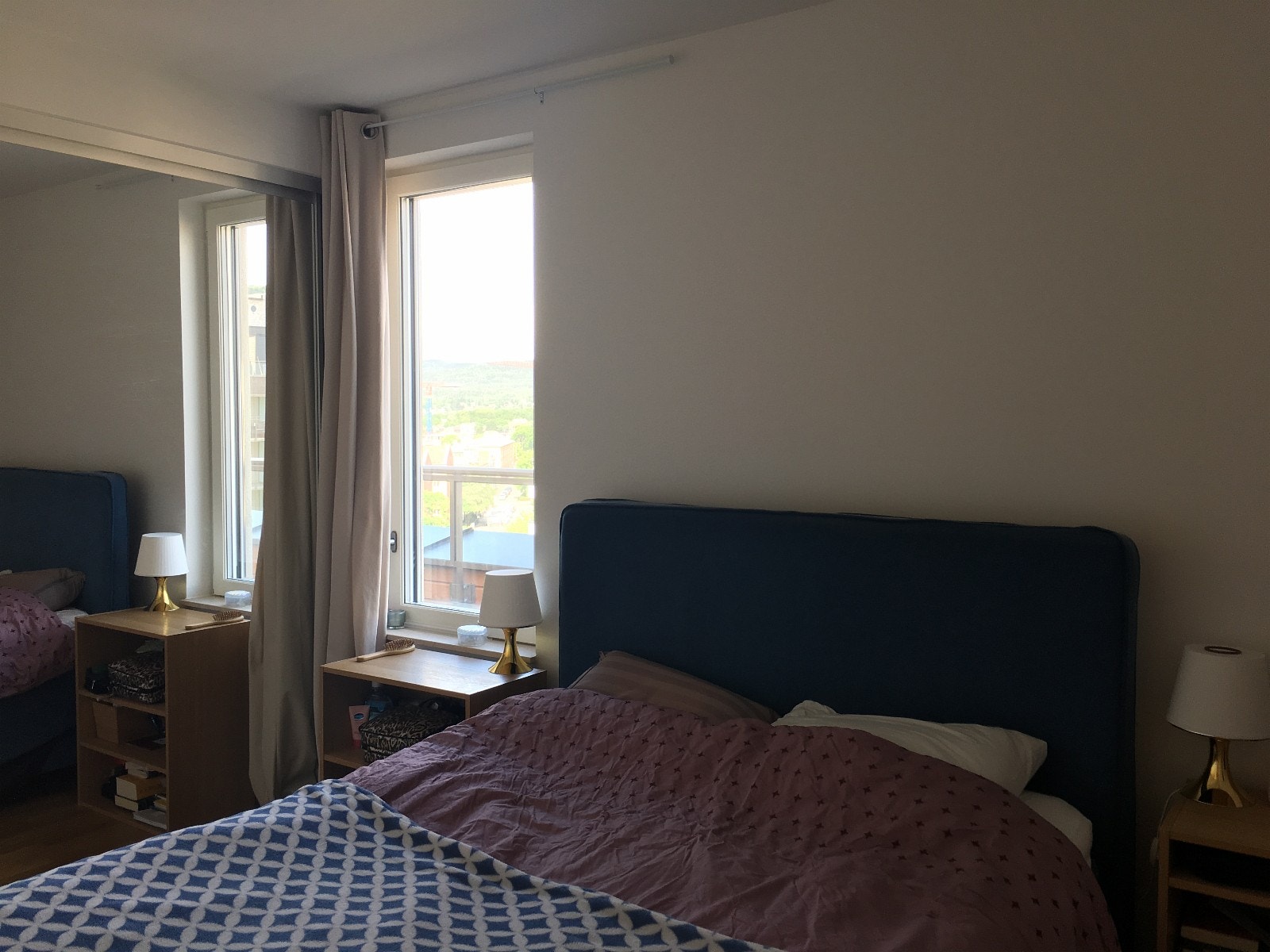 Største soverom - 140cm seng og stort innebygget speil skap med garderobeskap Galleribilde