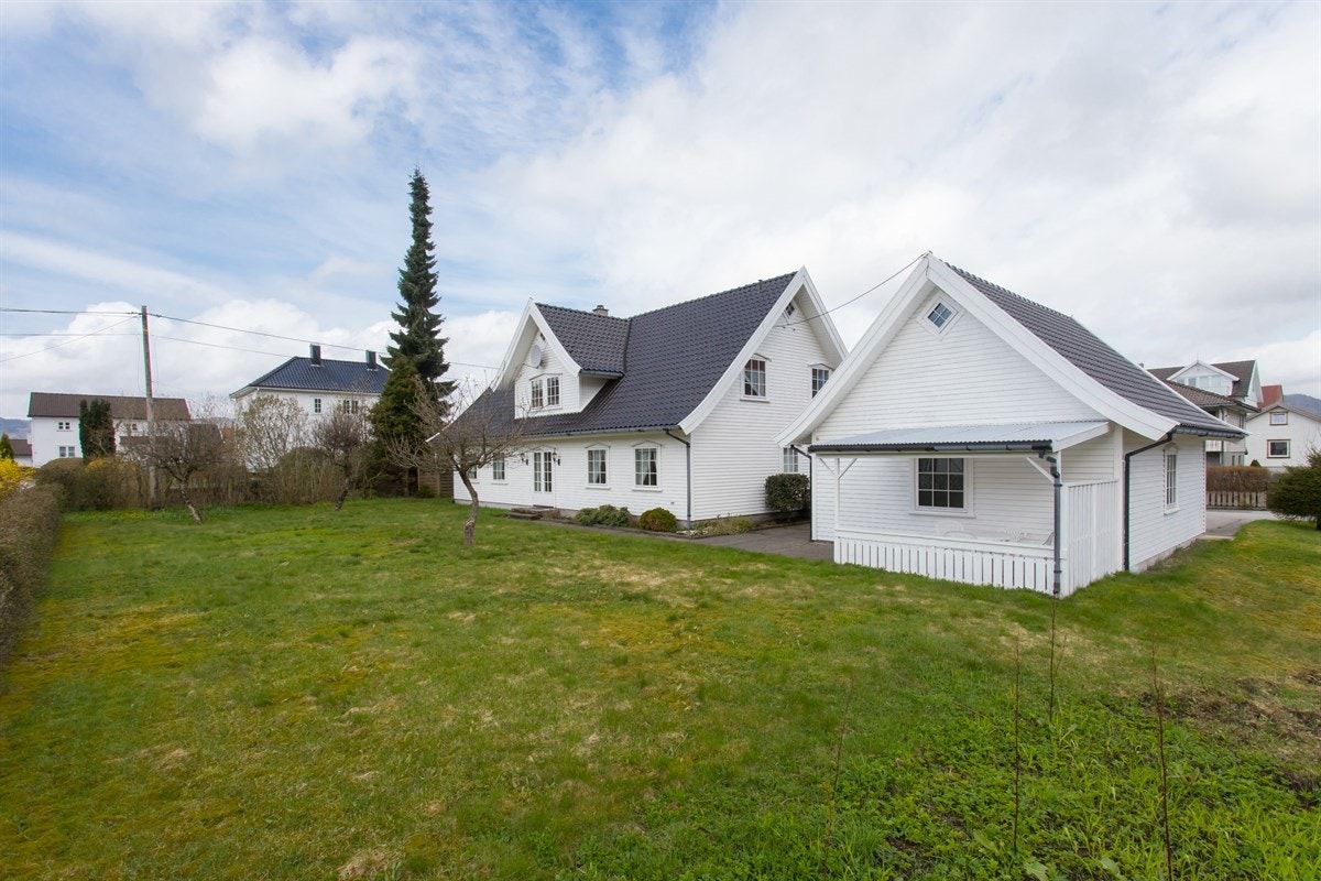 Fasade mot sør bolig og garasje Galleribilde