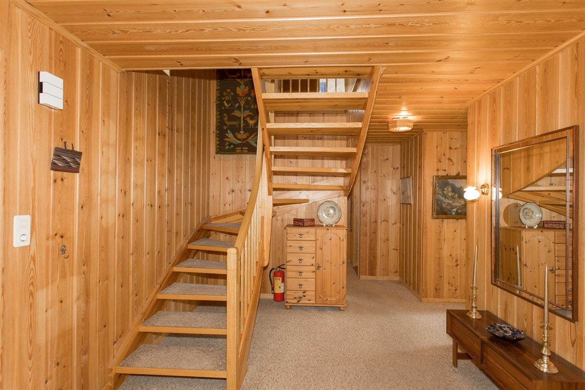 Gang med trapp opp til 2. etg. Galleribilde