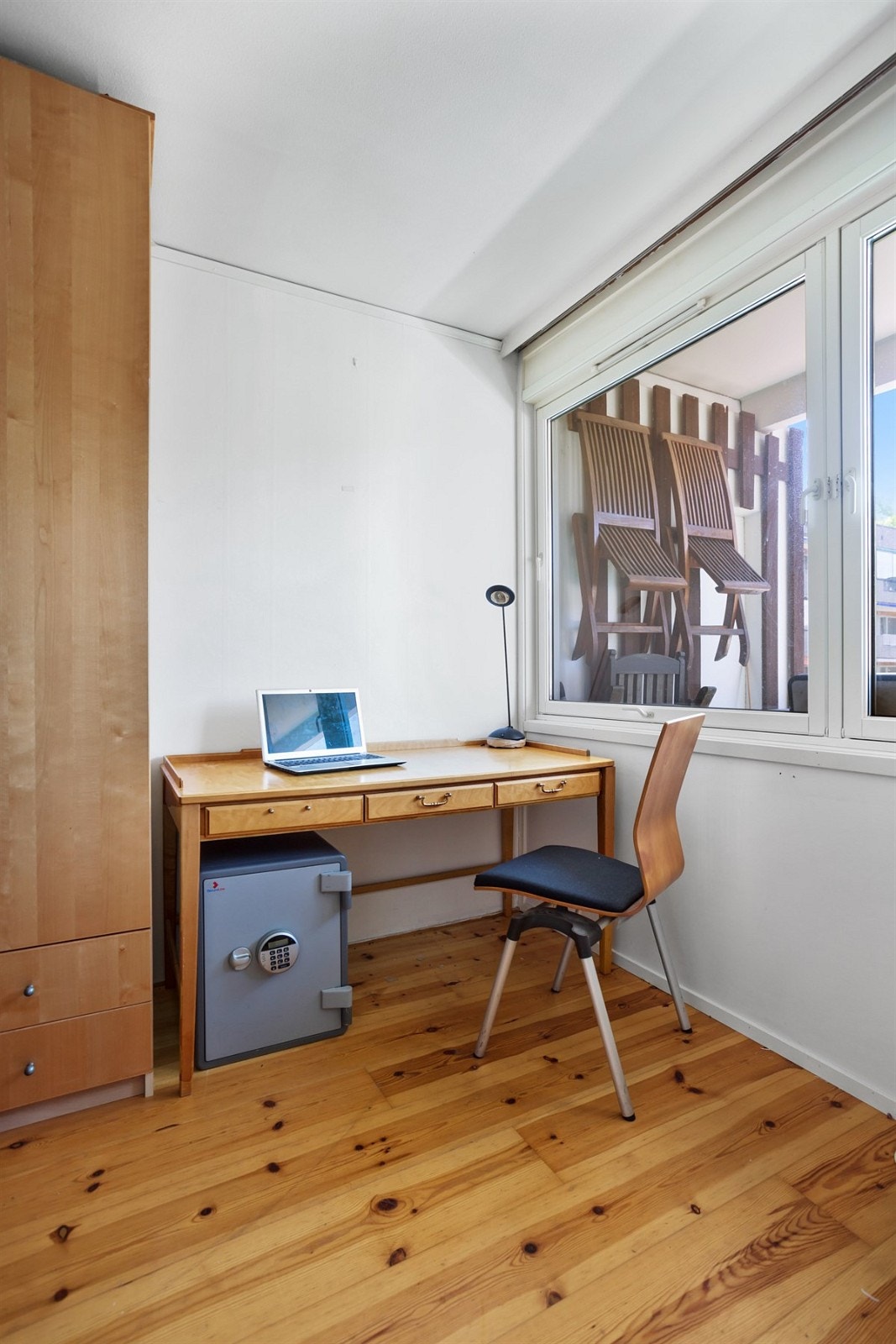 Rommets vindu vender ut mot rolige områder. Galleribilde