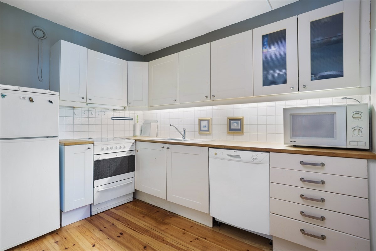 Kjøkken i delvis åpen løsning mot stuen. Galleribilde